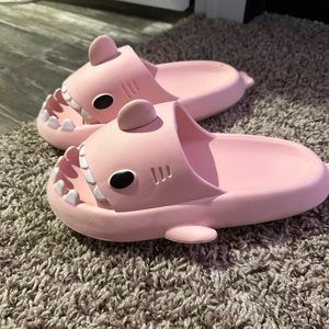 Light pink shark slides women’s 40-41 8.0